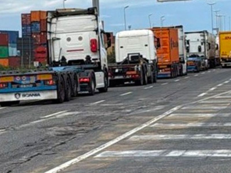 camion-in-coda-all’ingresso-del-porto-di-Livorno