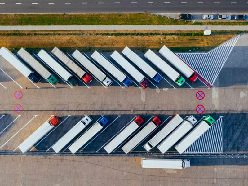 camion-parcheggiati-visione-dall-alto-xep1