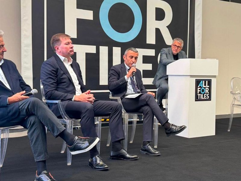 convegno-su-industria-ceramica-a-modena-com1