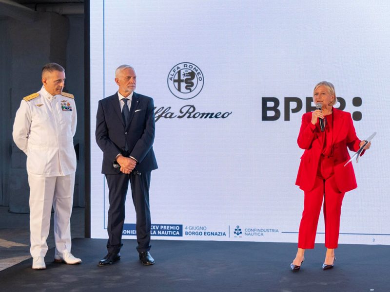 da-sinistra-il-comandante-generale-delle-Capitanerie-ammiraglio-ispettore-capo-Sergio-Liardo,-il-presidente-di-Confindustria-Nautica-Pietro-Formenti-e-la-conduttrice-Dinatella-Bianchi