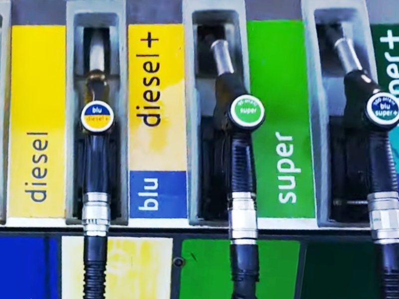 distributore di carburante con pompe benzina e diesel 1y