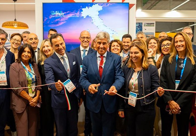 foto-di-gruppo-al-paidlgione-Italia—il-presidente-di-Assoporti-Roberto-Petri-taglia-il-nastro-com1