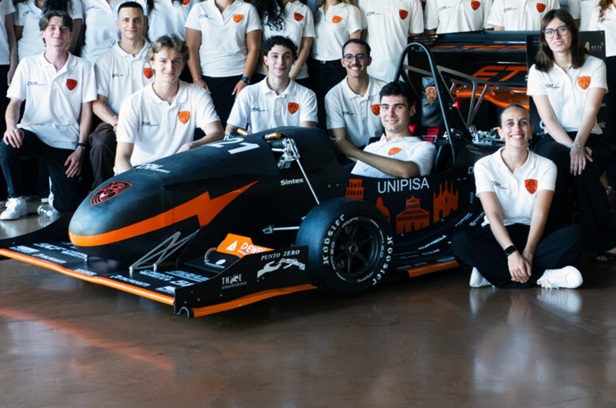 foto di gruppo per E-Team dell’università di Pisa che ha realizzato la nuova monoposto elettrica 1comso2