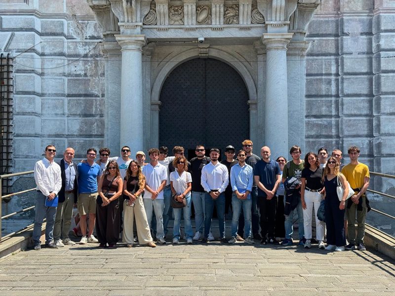foto-di-gruppo-per-gli-studenti-dell’Its-Teclog3-com1