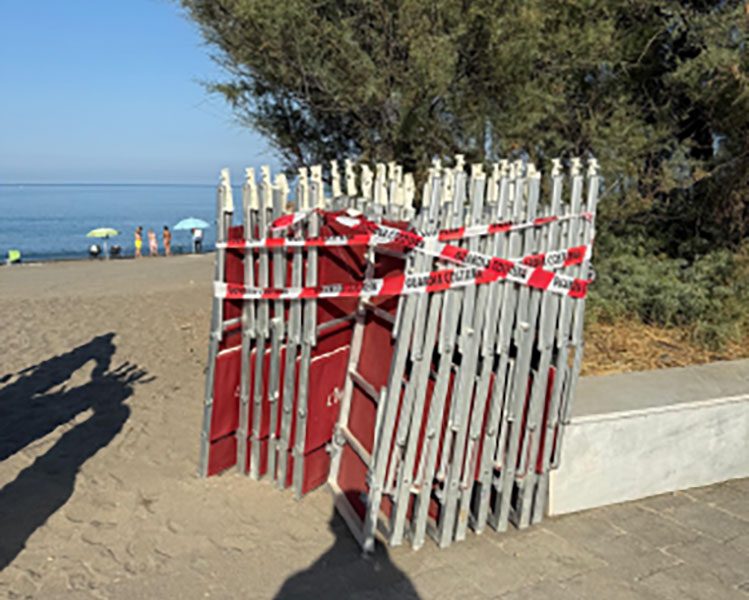 guardia-costiera-ombrelloni-sequestrati