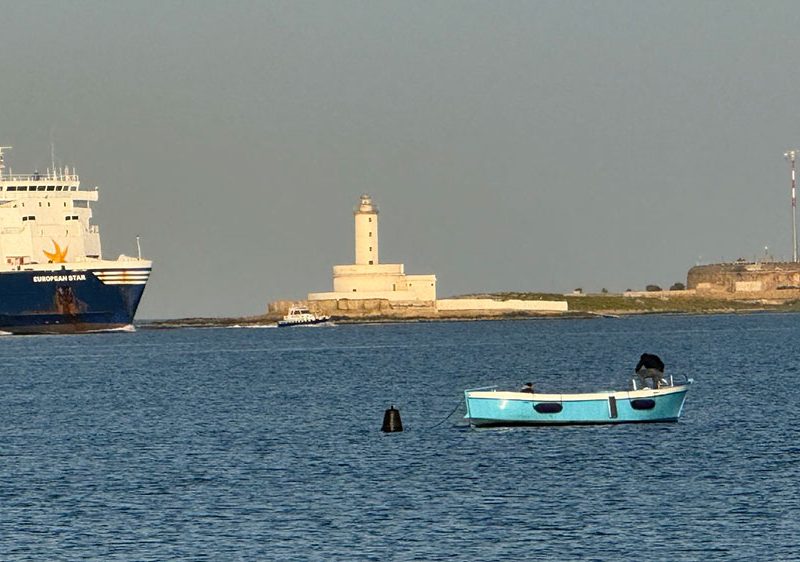 il-faro-ottocentesco-ora-recuperato-all’ingresso-del-porto-di-Brindisi-1si