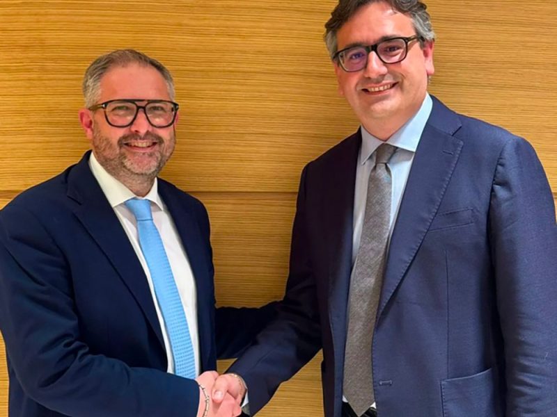 il-passaggio-di-consegne-fra-Matteo-Gasparato-e-a-destra-Gianpaolo-Serpagli-ai-vertici-di-Uir