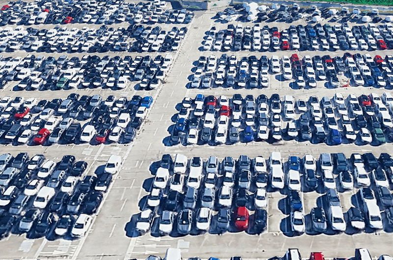 il-piazzale-per-lo-stoccaggio-di-auto-nuove-nella-zona-di-Ponte-Genova-a-ridosso-del-porto-di-Livorno-1eg