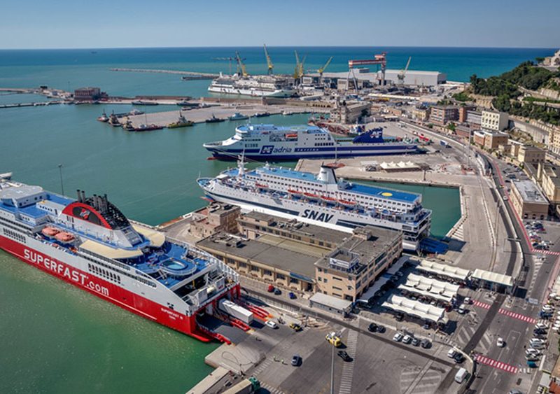 il-porto-di-Ancona—le-banchine-dei-traghetti-passeggeri-com1