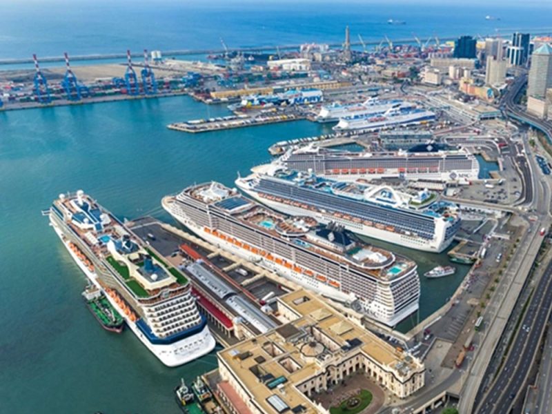 il-porto-di-Genova-e–un-gruppo-di-traghetti-a-banchina-com1si