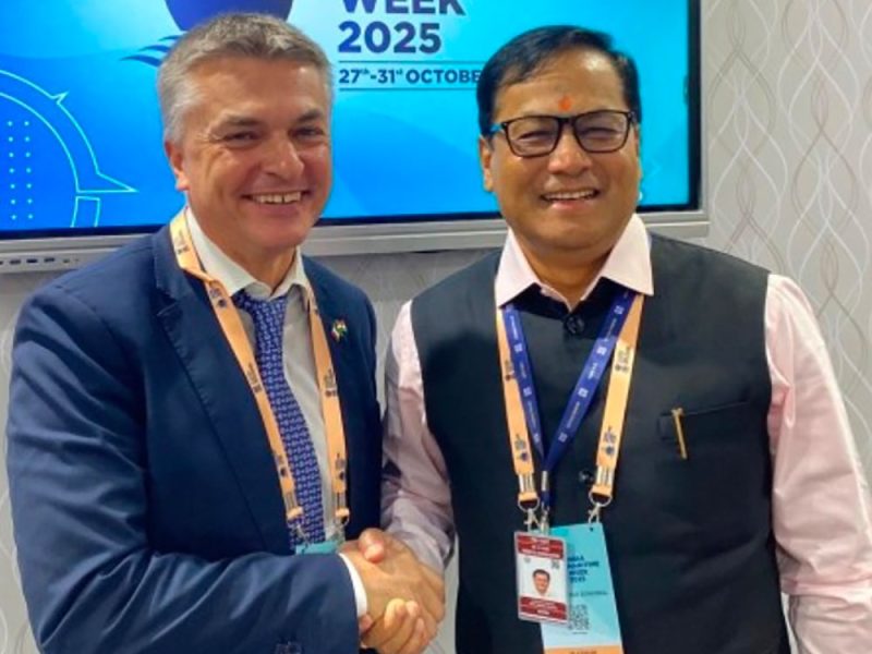 il-viceministro-Edoardo-Rixi-con-il-ministro-indiano-Sarbananda-Sonowal-com1