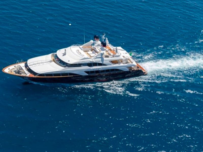 in-navigazione-uno-yacht-oltre-i-35-metri-eeee