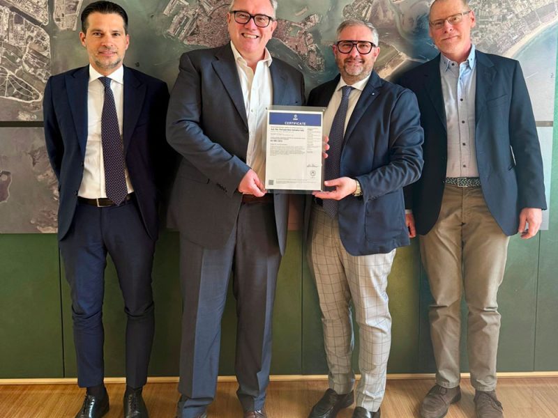 la-consegna-della-certificazione-all’Authority-veneziana-il-terzo-da-sinistra-è-il-presid-Matteeo-Gasparato-com1