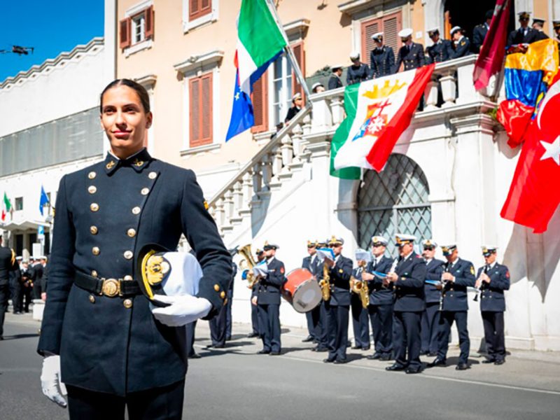 la-sfilata-delle-accademie-navali-straniere-l’arruivo-davanti-a-palazzo-civico
