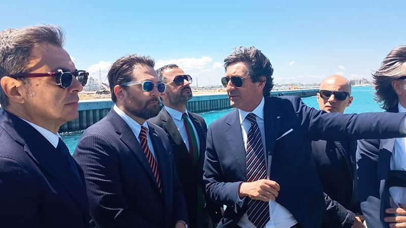 la-visita-del-console-americano-al-porto-di-bari-com2