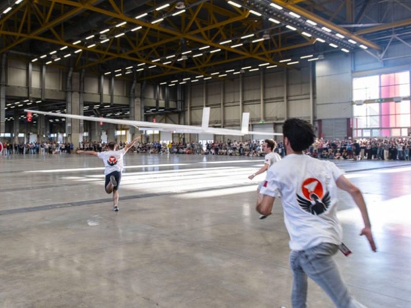 l’aeroplanino-di-carta-piu-grande-del-mondo-v-ola-a-BolognaFiere-battendo-il-record-1si