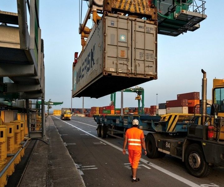 lavoratore in un terminal container