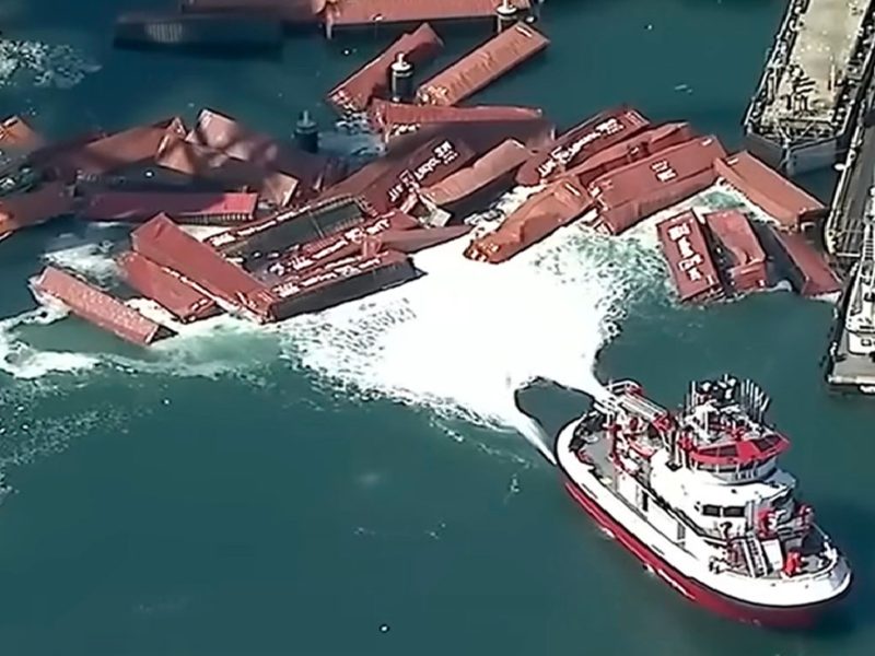 le-operazioni-di-recupero-di-un-gruppo-di-container-caduti-in-mare-in-un-porto-del-Pacifico-1y