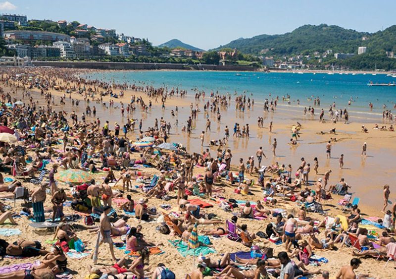 l’immagine-di-una-spiaggia-molto-affollata-utilizzata-da-Marevivo-nella-propria-campagna-per-la-difesa-dell’habitat-marino-com1