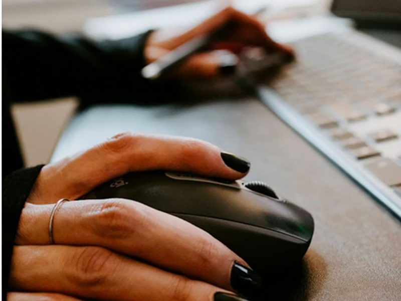 mano-donna-su-mouse-1gruns