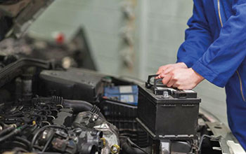 meccanico_macchina_motore_batteria