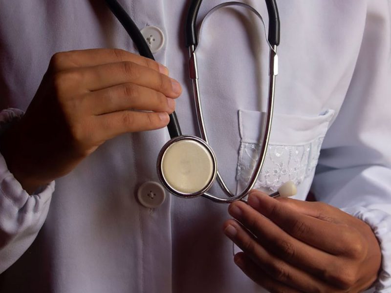 medico-con-lo-stetoscopio-1gr1pe