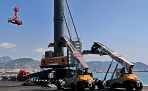 Mega-gru a Salerno per i contenitori
