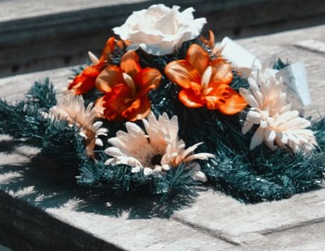 fiori per onorare i defunti