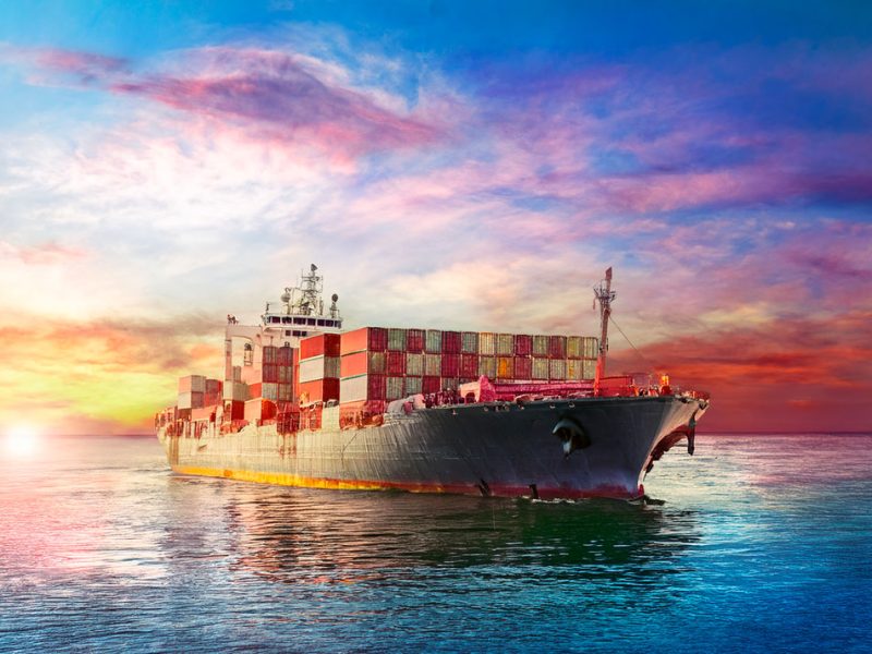 nave-container-tramonto