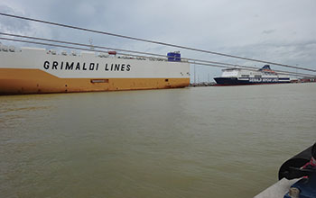 navi-Grimaldi-ormeggiate-in-Darsena