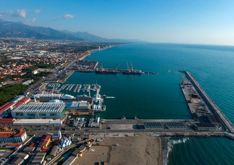 porto-Marina-Carrara-commin