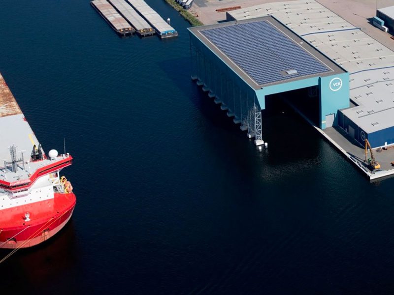 porto-di-Amsterdam—Waterland-Terminal-banchina-con-il-tetto-per-lavorare-al-coperto-com1