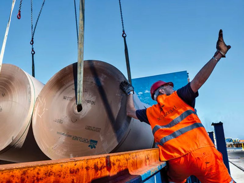 porto-livorno-lavoro-con-rotoli-cellulosa-video-authority-8-marzo-y1