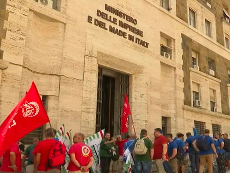 presidio-di-lavoratori-piombinesi-davanti-alla-sede-del-ministero-delle-imprese-e-del-made-in-Italy