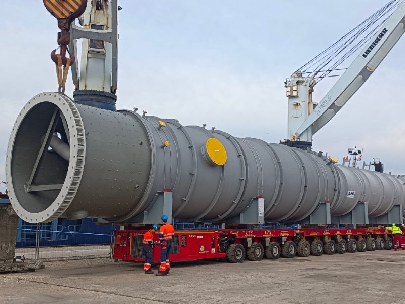 sbarco di un manufatto eccezionale nel porto di Marghera com1