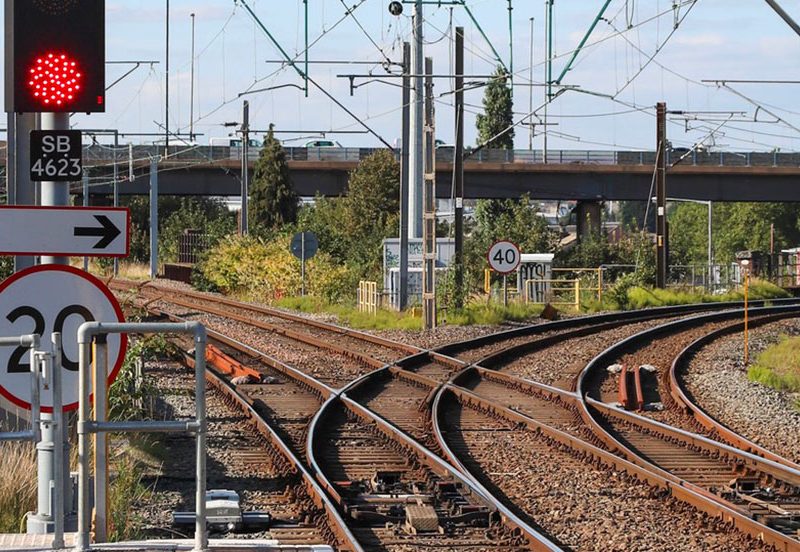 segnale-di-stop-su-una-biforcazione-della-linea-ferroviaria-1gr1pe