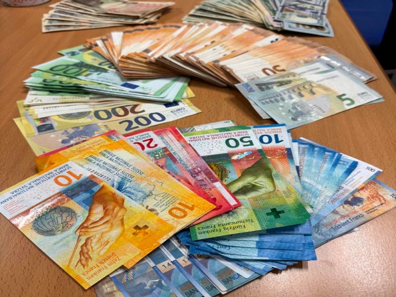 soldi-sequestrati-da-dogane-e-finanza-a-aeroporto-firenze-com1