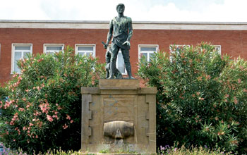 statua-Villano-piazza-del-Municipio-Livorno