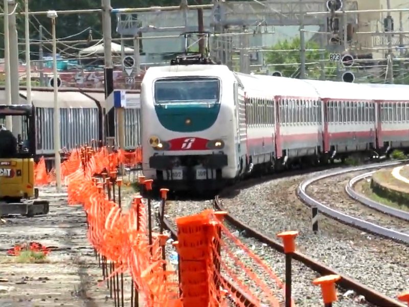 treno alla stazione di civitavecchia y1
