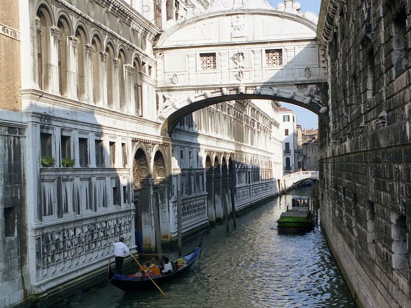 turisti-a-Venezia-in-gondola-sotto-il-Ponte-dei-Sospiri-1grun