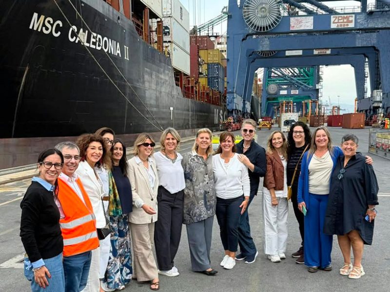 un-gruppo-di-donne-di-Wista-in-visita-al-porto-di-Gioia-Tauro-com1