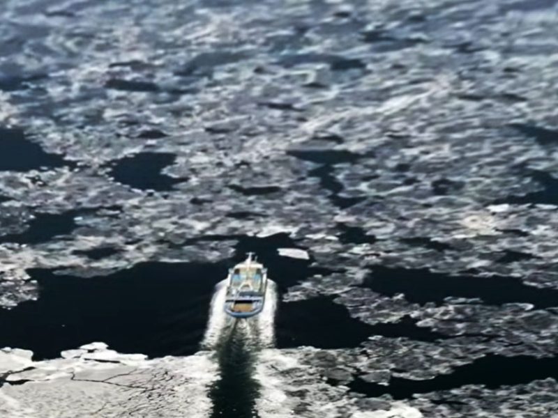 una-nave-affrinta-la-rotta-artica-fra-i-ghiacci-1y1