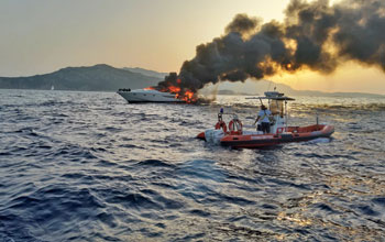 yacht-in-fiamme