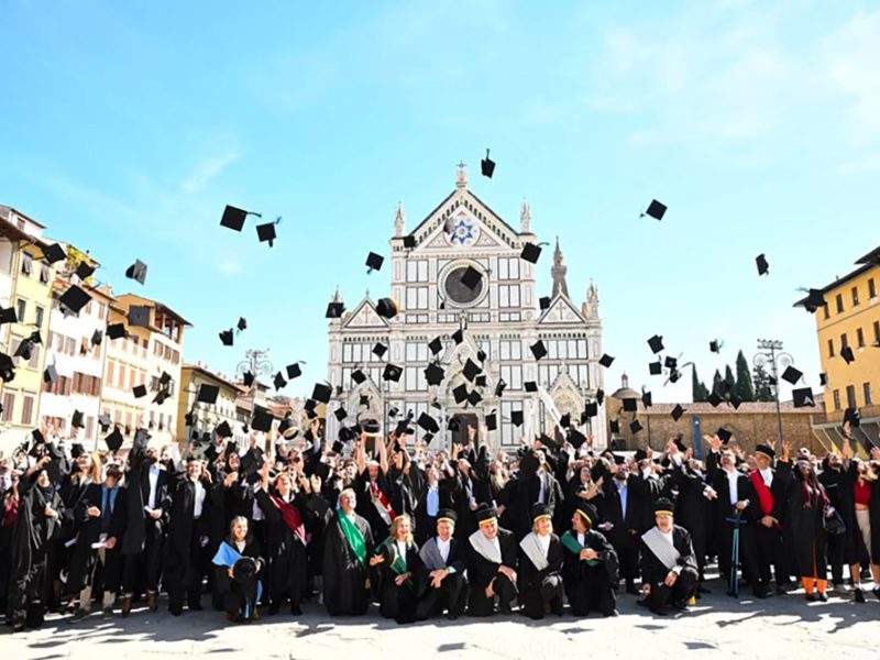 A-Firenze-in-piazza-Santa-Croce-il-lancio-del-tocco-da-parte-dei-dottori-di-ricerca-a-conclusione-degli-studi-com1si