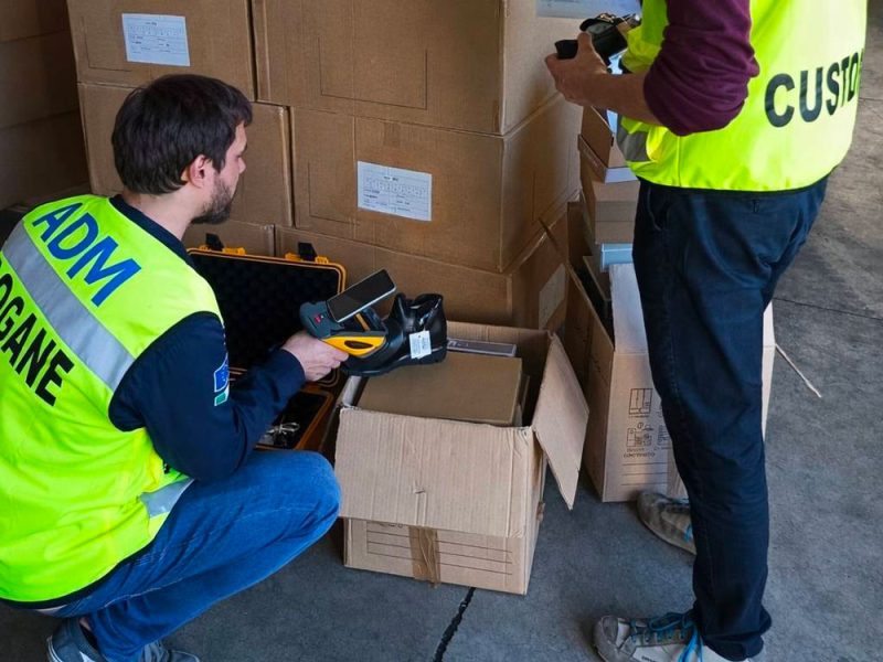 Agenzia-Dogane-sequestro-scarpe-nel-porto-di-Livorno-com1
