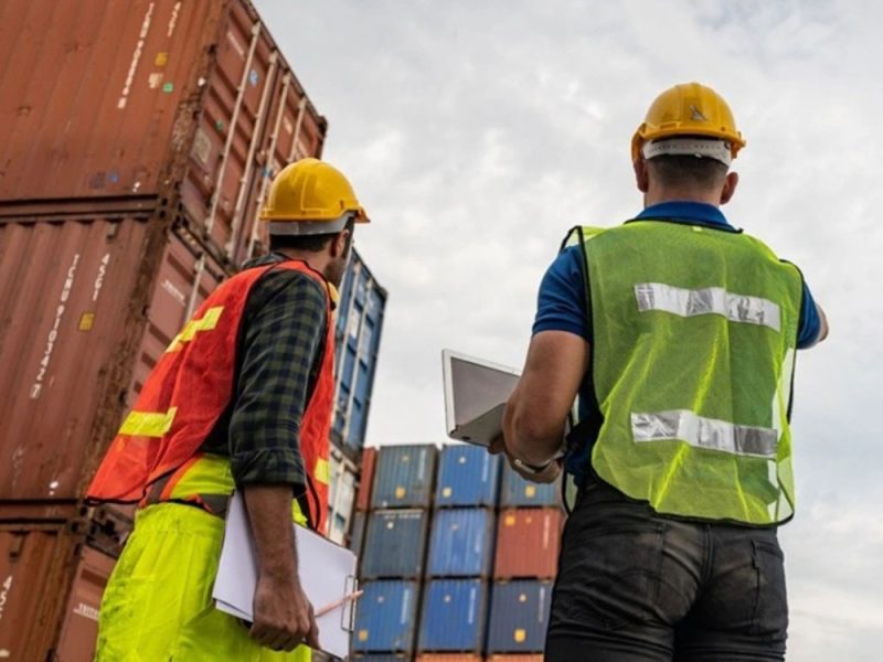 Al-lavoro-in-un-terminal-container-com1-authge