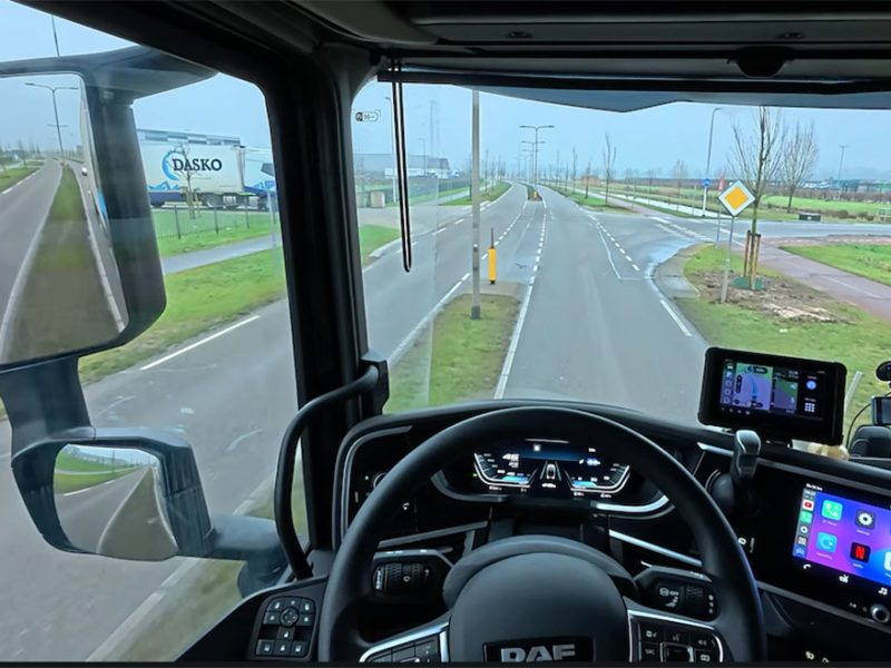 Autista-al-volante-di-un-camion