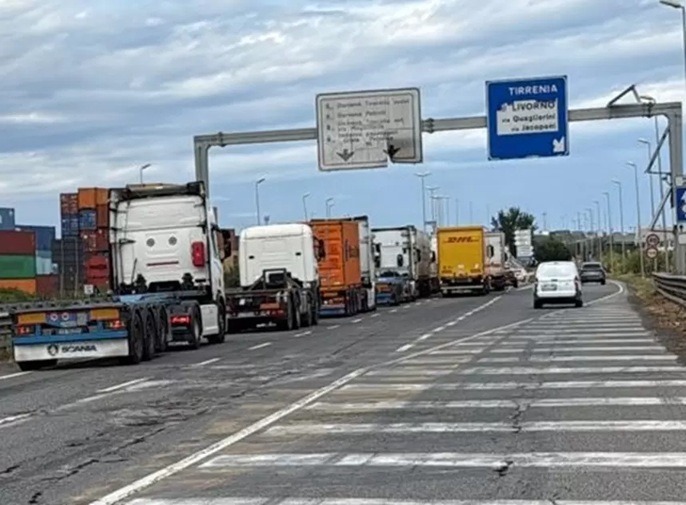 CAMION CODA INGRESSO PORTO LIVORNO TDT