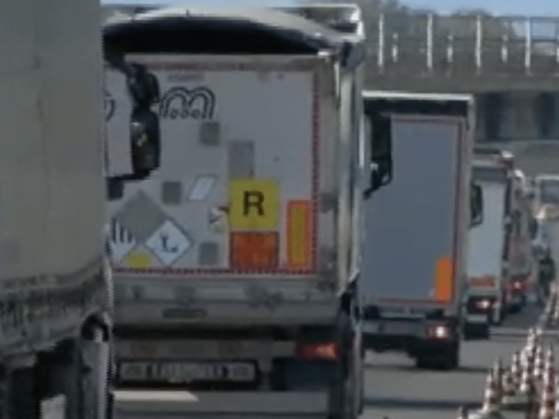 Camion in colonna sull’autostrada