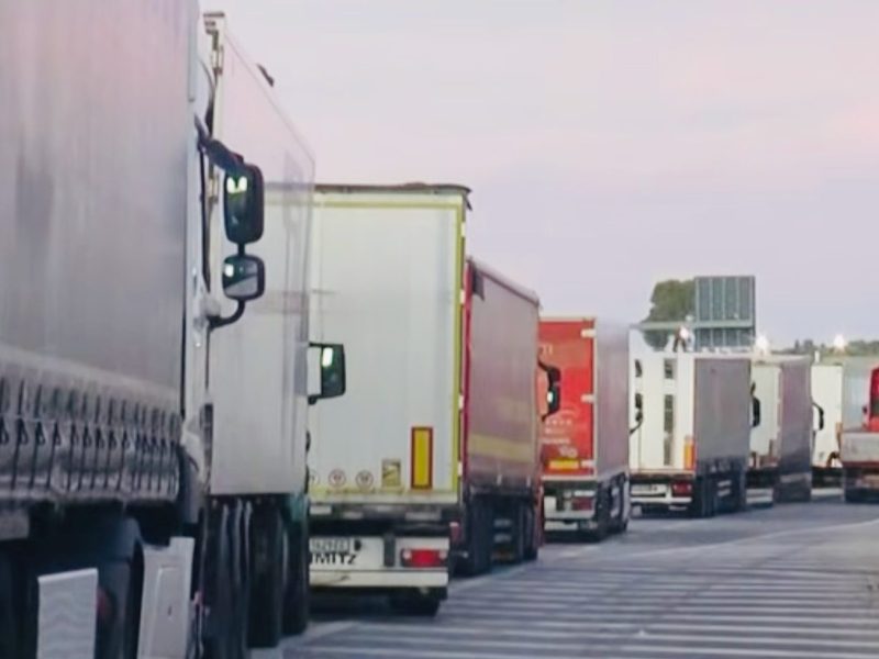 Camion in colonna sull’autostrada